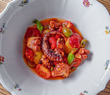 Осьминог с печеным картофелем, томатами и оливками ночарелла