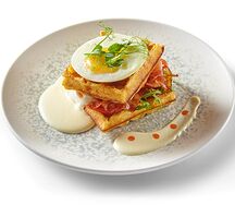 Картофельные вафли с беконом, яйцом и сырным соусом