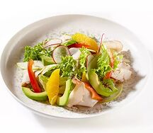 Салат с куриным филе, печеным перцем и сыром фета