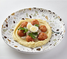 Фрикадельки с картофельным пюре и яйцом