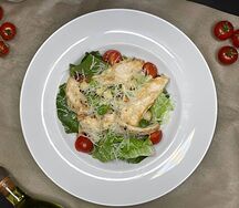 Салат Цезарь с курицей