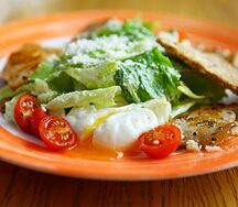 Цезарь с курицей и яйцом пашот