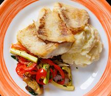 Окунь с пюре и овощами