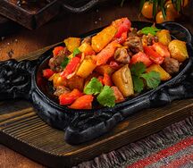 Телятина тушеная по-домашнему с картофелем и овощами