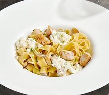 Феттуччине со страчателлой, трюфельным цыпленком и вешенками