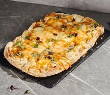 Сырная пицца с пармезаном, дорблю, моцареллой, чеддером
