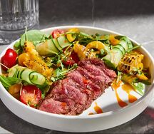 Стейк-салат с кукурузой и рукколой