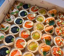 Платтер праздничных закусок Рыбный L