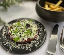 Тартар из говядины с пармезаном и картофелем фри