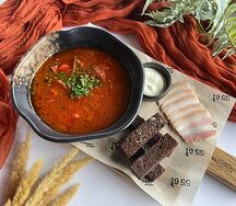 Борщ с говядиной, салом и чесночными гренками 