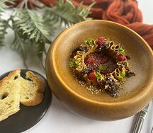 Паштет из печени цыпленка с луком конфи, малиновым соусом и карамелизированным фундуком