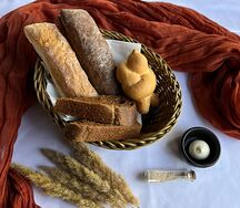 Хлебное ассорти с маслом и копченой солью