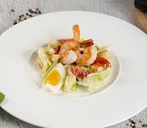 Салат Цезарь с креветками