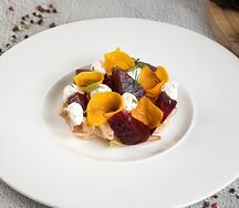 Салат с запеченной свеклой и домашним сыром