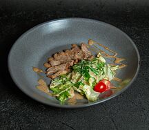 Микс-салат с уткой под орехово-малиновым соусом