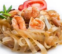 Лапша с креветками, овощами и карри
