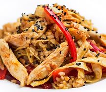 Куриная грудка в соусе карри с японским омлетом и рисом