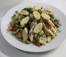 Салат Цезарь с курицей