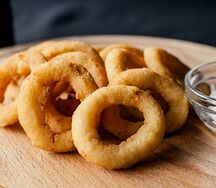 Луковые кольца с соусом