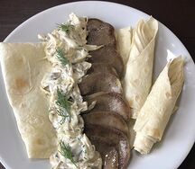 Телячий язык под сливочно-грибным соусом