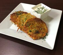 Картофельные драники со сметаной