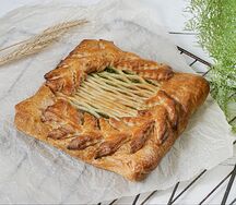 Пирог с козьим сыром и зеленью средний