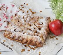 Пирог с яблоком, бананом и изюмом большой