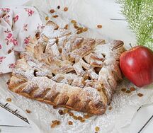 Пирог с яблоком, бананом и изюмом средний