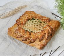 Пирог с козьим сыром и зеленью большой