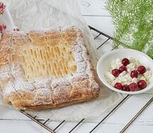 Пирог с творогом и вишней большой