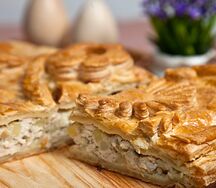 Слоеный пирог с курицей и картофелем