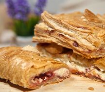 Слоеный пирог с творогом и клубникой
