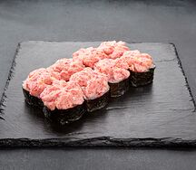 Ролл запеченный с сырной шапочкой и икрой