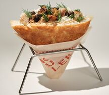 Кулек с белыми грибами и цыпленком