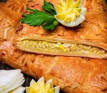 Пирог из слоеного теста с капустой и яйцом