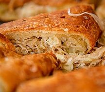 Пирог из сдобного теста с капустой