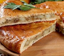 Пирог из сдобного теста с индейкой и картофелем