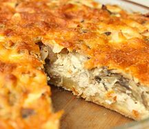 Пирог из сдобного теста с курятиной, грибами и сыром