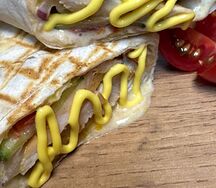 Шаурма Мега сырная с курицей 
