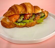 Круассан с лососем и творожным сыром