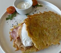 Драники с беконом и яйцом пашот 