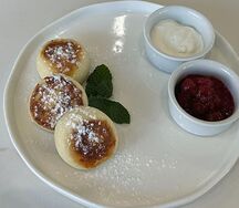 Сырники с ягодным соусом и сметаной