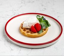 Вафля с сырным кремом и ягодами