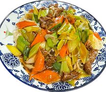 Отварная лапша с жареной говядиной и зеленым луком