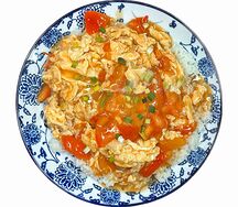 Рис с жареными яйцами и помидорами