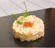 Салат Оливье с копченым лососем