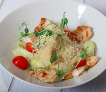 Салат Цезарь с курицей