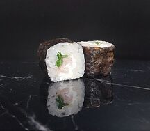 Ролл с сыром филадельфия, креветкой и зеленым луком