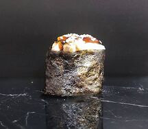 Гункан с угрем и сыром