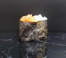 Гункан с лососем и сыром